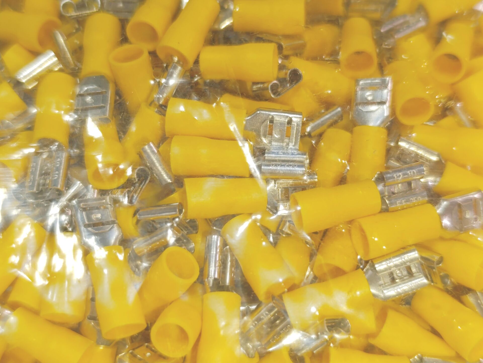 0,8x6,35 Soket 4x6mm² Dişi Faston Tip İzoleli Kablo Uçları Sarı Renk - 1 Paket - 200Adet 