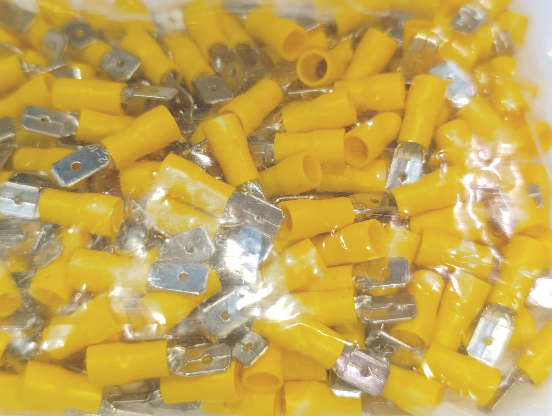 0,8x6,35 Soket 4x6mm² Erkek Faston Tip İzoleli Kablo Uçları Sarı Renk - 1 Paket - 200Adet 